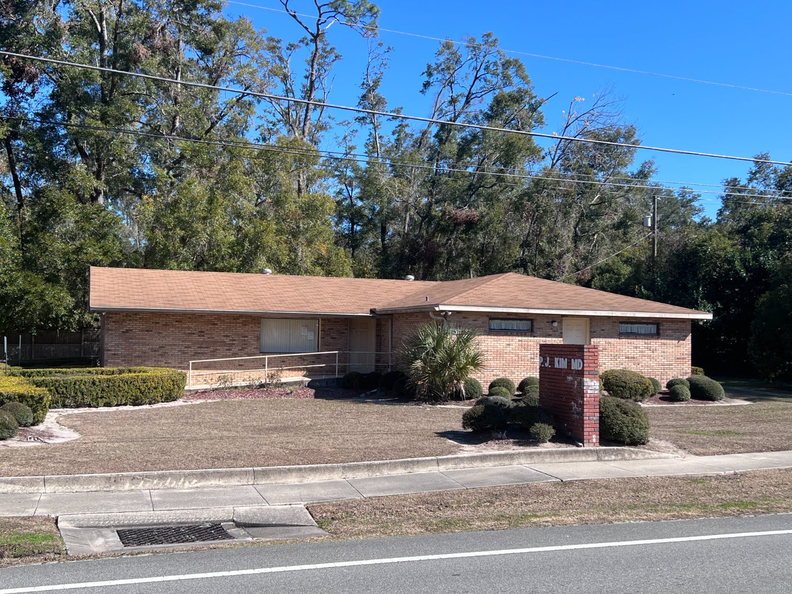 High Springs medical office building with on-site parking and direct US Highway 441 frontage